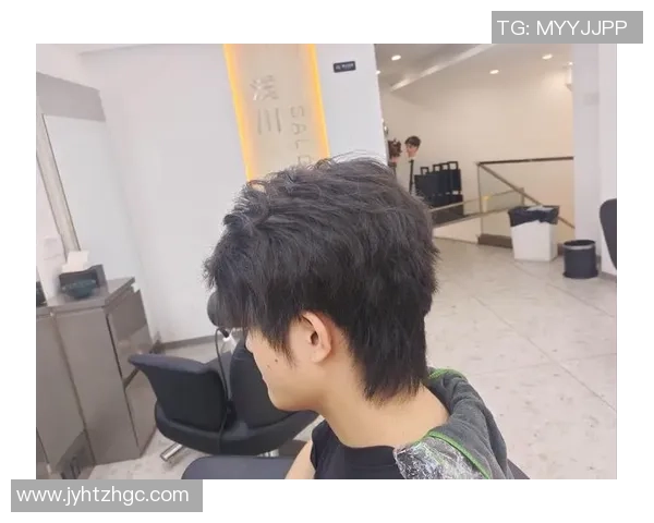 纹理烫发型如何成为男足球明星的时尚标志与个人风格的完美结合